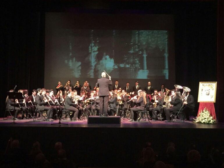 La banda de los Ángeles y la banda de la Brigada de Sanidad durante el estreno de las marchas