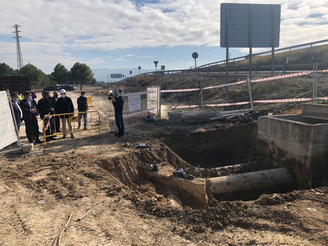 El consejero Antonio Luengo y el alcalde Joaquín Buendía, durante su visita a las obras que desarrolla la Comunidad Autónoma para el abastecimiento de Alcantarilla y el Polígono Industrial.