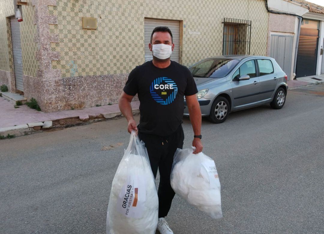 La Red Mascarillas Solidarias Murcia entregando esta semana, en Los Nietos, 675 mascarillas a la cofradía de pescadores de San Pedro del Pinatar