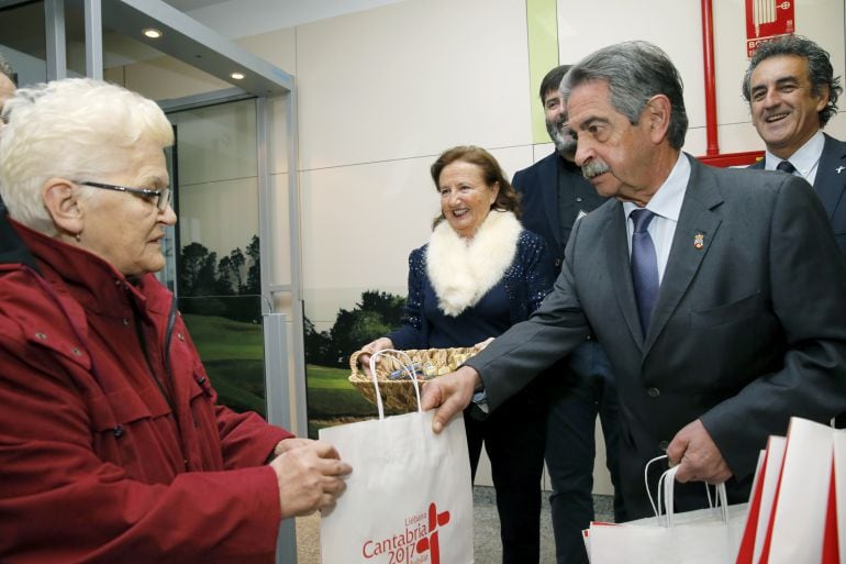 El presidente de Cantabria recibe a los primeros pasajeros del vuelo con Budapest.