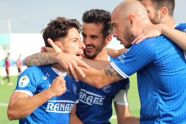 Javilillo es felicitado por sus compañeros tras el golazo