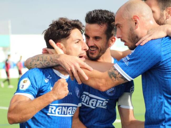 Javilillo es felicitado por sus compañeros tras el golazo