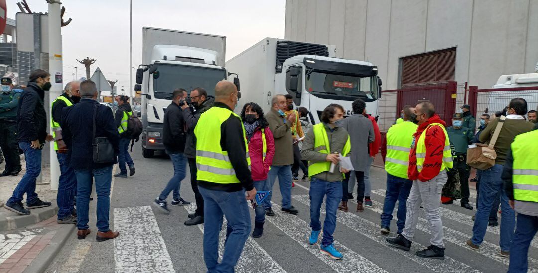 Los piquetes junto a la sede de la patronal del transporte por carretera, FROET