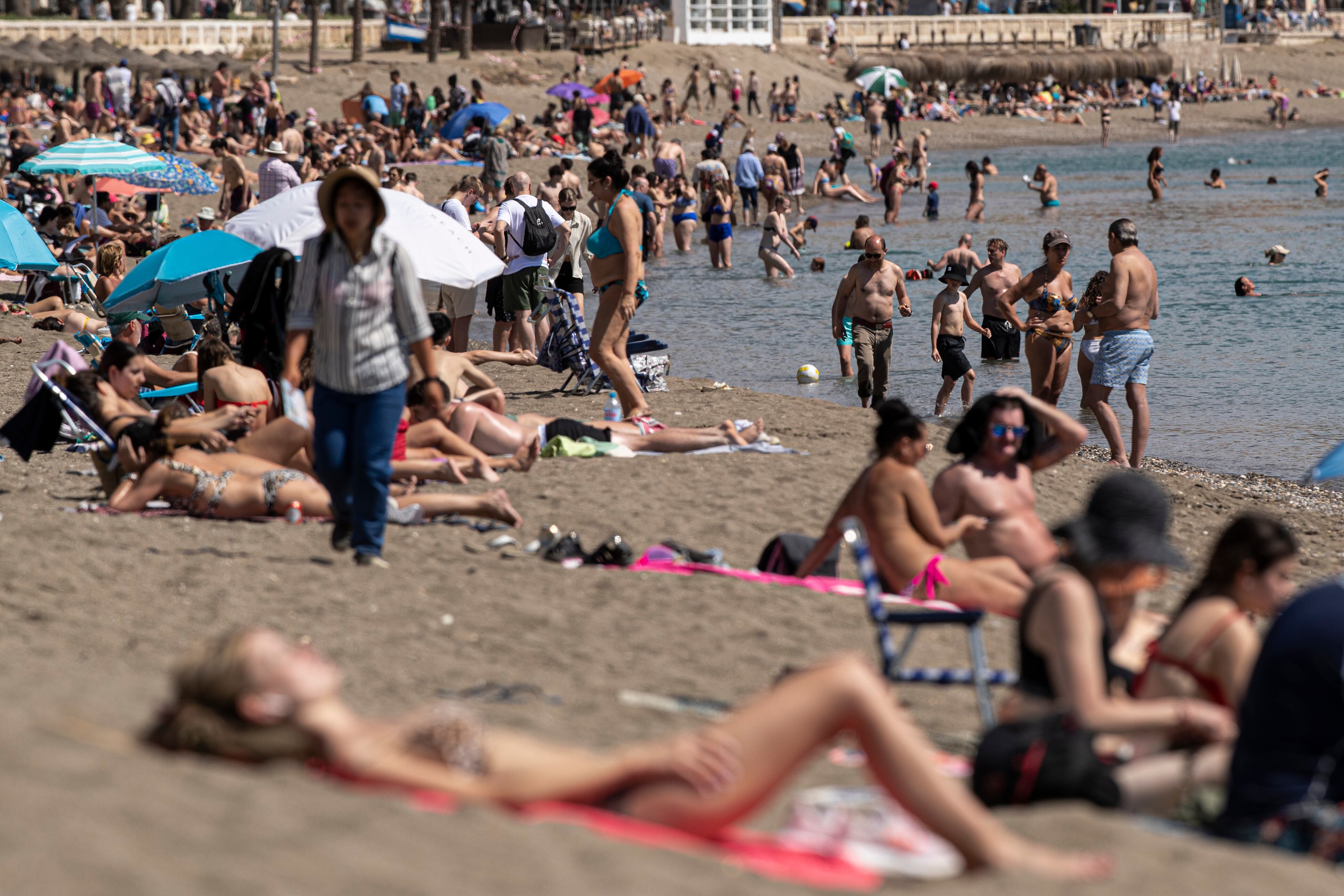 MÁLAGA, 01/04/2023.- Numerosas personas disfrutan del buento tiempo en la playa de la Malagueta, en el comienzo de las vacaciones de Semana Santa, hoy sábado, en Málaga.EFE/Jorge Zapata.