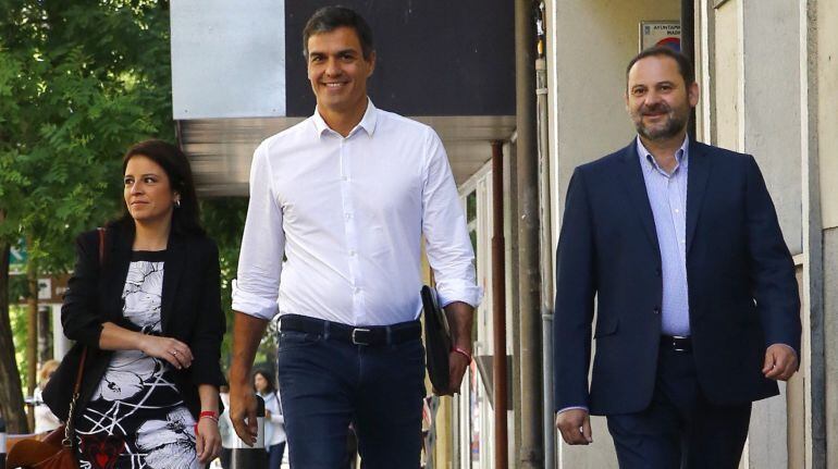 Pedro Sánchez (c), reelegido en primarias como secretario general del PSOE, acompañado por los diputados Adriana Lastra y José Luis Ábalos.