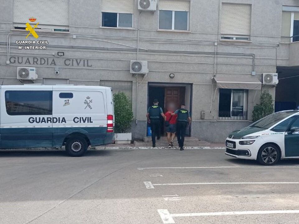 Momento del traslado del detenido por grabar a mujeres en el vestuario de un gimnasio a las dependencias de la Guardia Civil en Torrevieja (Alicante)