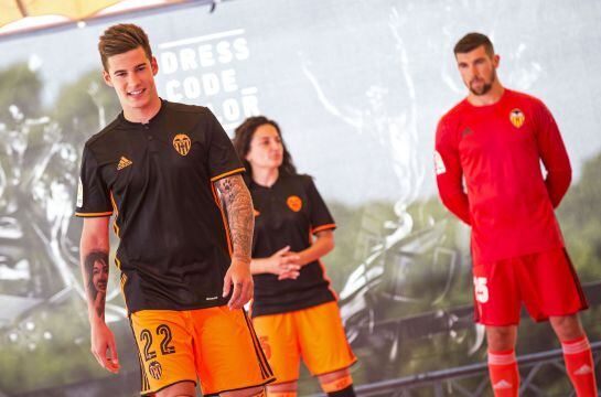 GRA253. VALENCIA, 08/07/2016.- El jugador de la primera plantilla del Valencia CF, Santi Mina, posan con la segunda equipación del equipo para la temporada 2016 - 2017. En la imagen Mina junto a la jugadora del Valencia femenino, Ivana, y el po