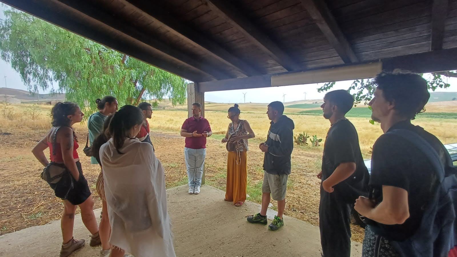 El proyecto ha incluido intercambios internacionales, visitas de campo y seminarios online que permitieron conocer ejemplos reales de emprendimiento sostenible en cada territorio.