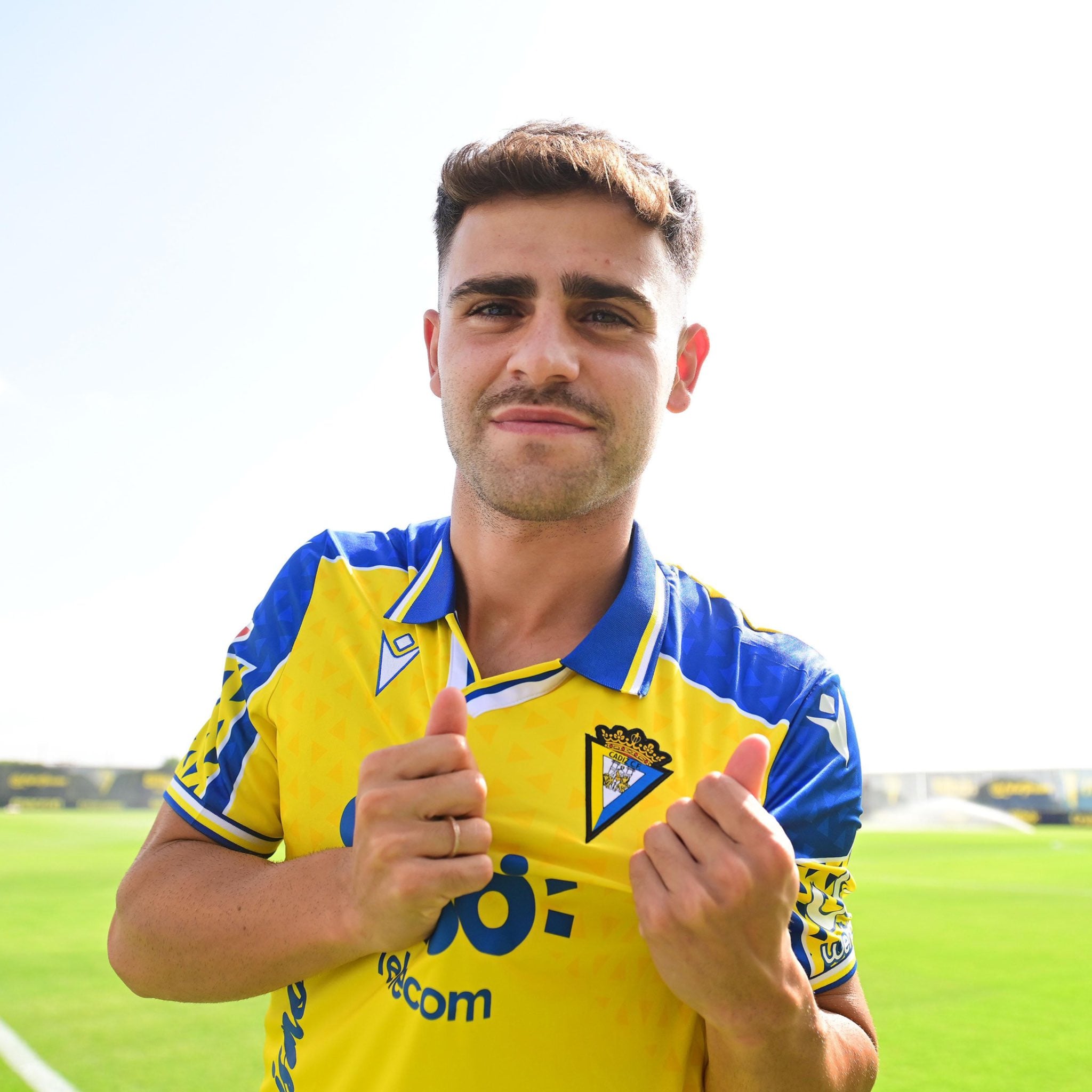 Melendo posando como nuevo jugador amarillo. Foto: Cádiz CF.