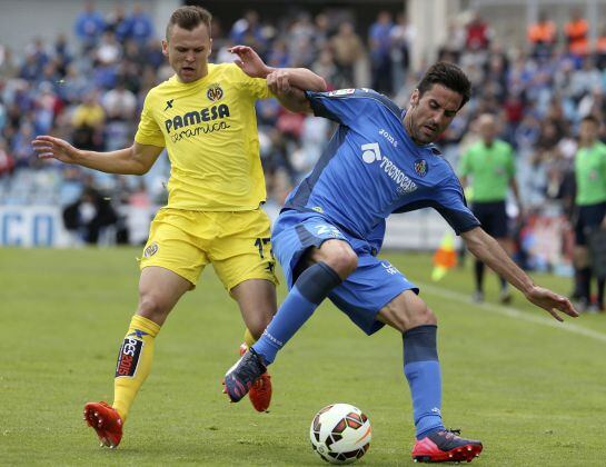 Denís Chéryshev y J. Rodriguez, del Getafe, luchan por un balón