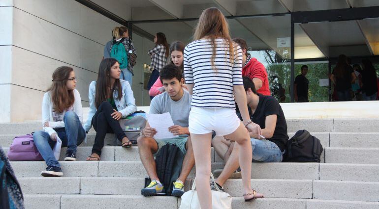 La UdG diu que no pot tocar els preus dels Màster però sí que pot ajudar a sufragar-los.