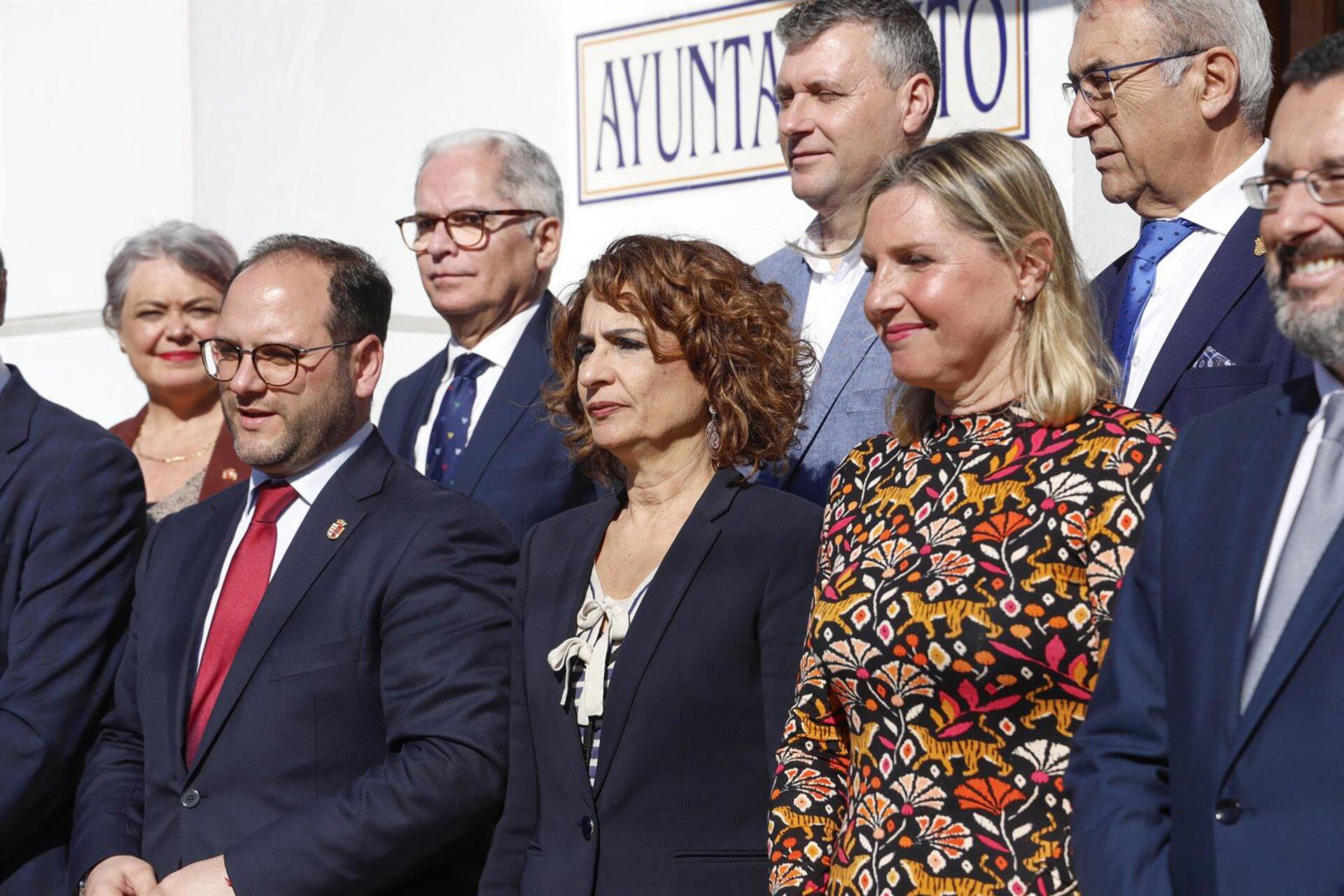 La ministra de Hacienda junto a dirigentes políticos del Campo de Gibraltar.