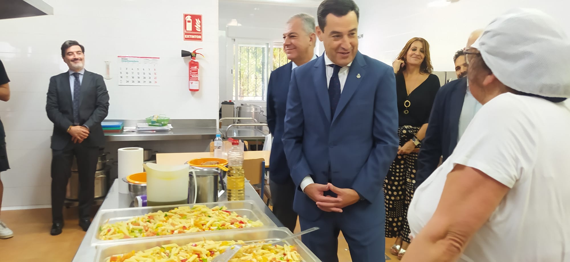 Cocina del CEIP Juan Ramón Jiménez de Sevilla visitado por el presidente del Gobierno andaluz, Moreno Bonilla