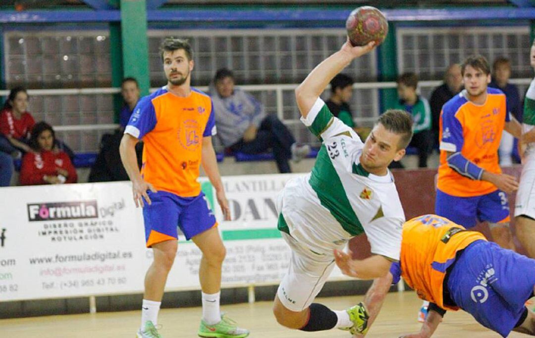 El pivote ruso Alexander Klyuchnikov durante su etapa en Elche.