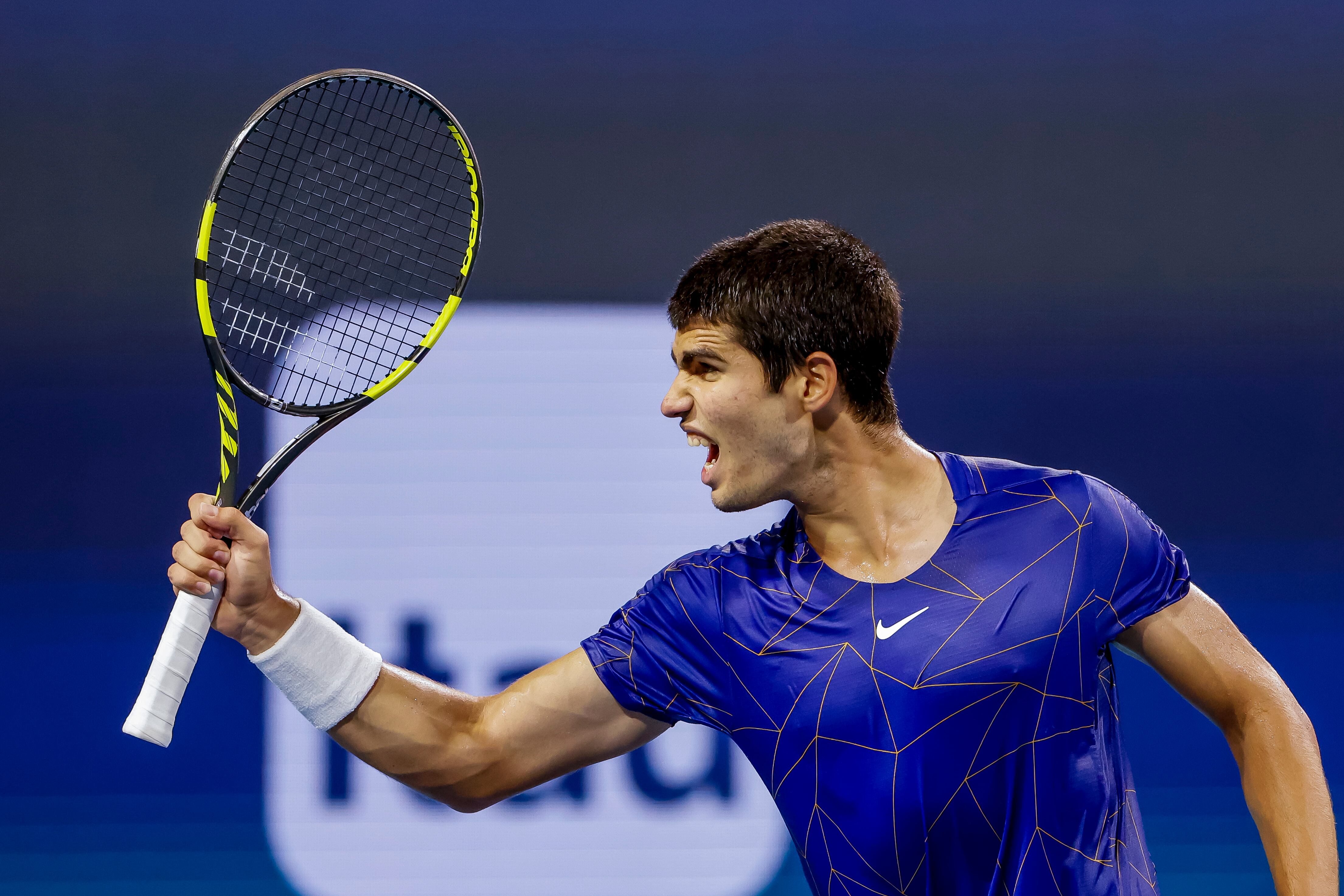 Carlos Alcaraz celebra su victoria frente a Hurkacz en la semifinal del Open de Miami / EFE/EPA/ERIK S. LESSER