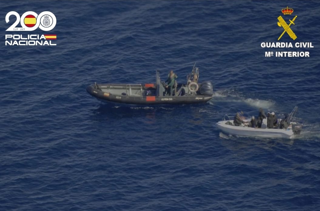 Imagen de una patera abordada por las Fuerzas de Seguridad