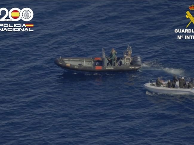 Imagen de una patera abordada por las Fuerzas de Seguridad