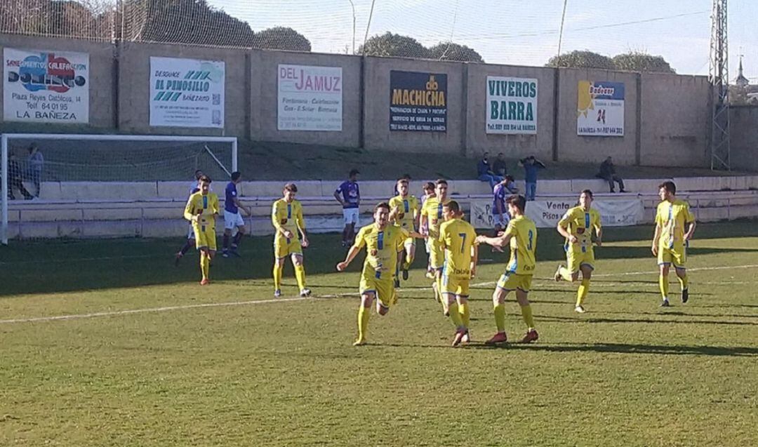 Fran Adeva celebra el tanto ante la alegría de sus compañeros.