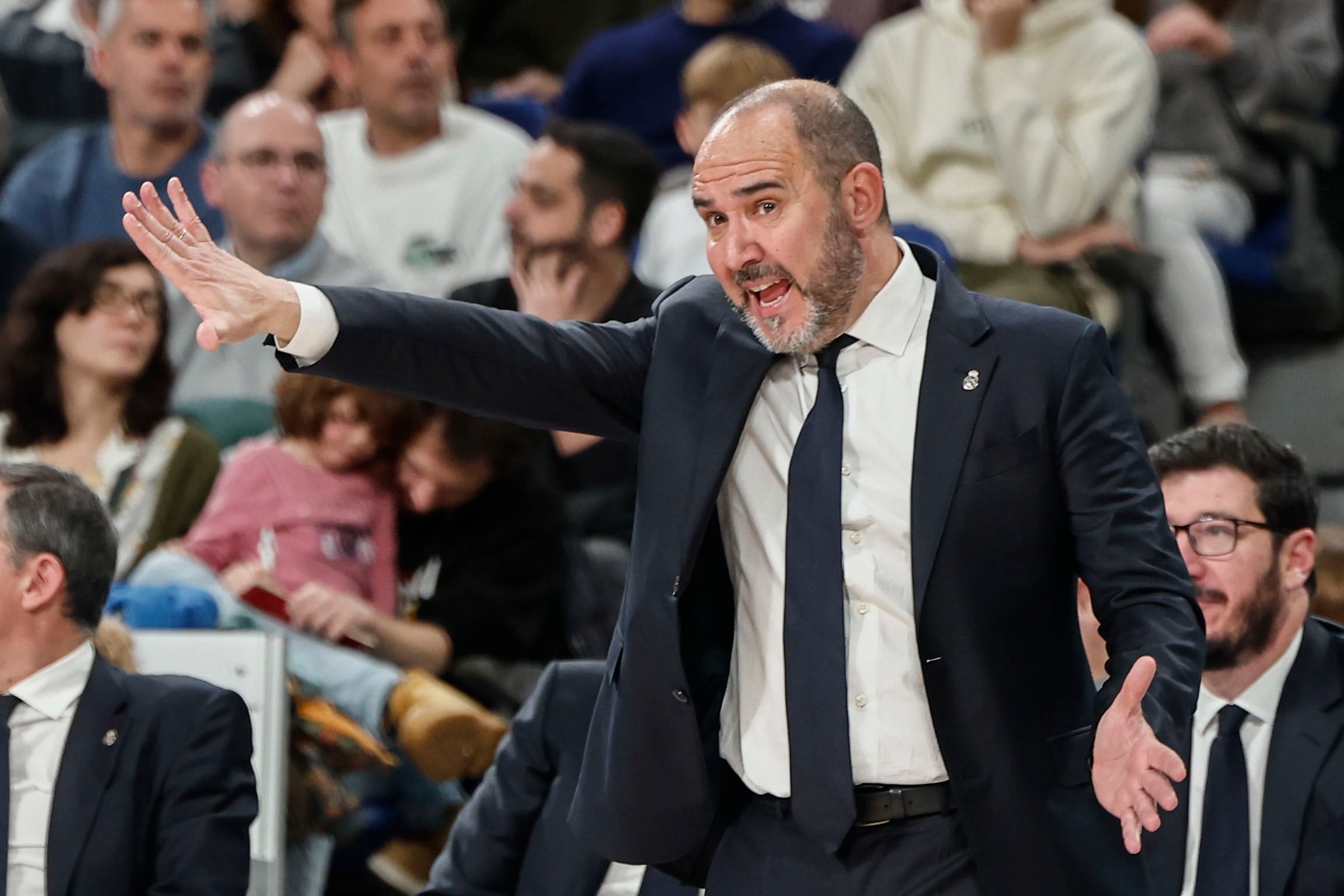 MADRID, 26/01/2025.- El entrenador del Real Madrid Chus MAteo durante el partido de la jornada 18 de la Liga Endesa, este domingo en el Palacio de los Deportes de Madrid.- EFE/Sergio Pérez
