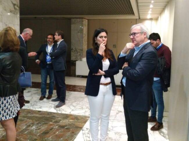 Una de las imágenes más llamativas de la noche electoral captada en el hotel Siete Coronas, cuartel general del PP en la Región de Murcia