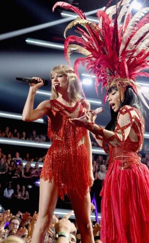 Taylor Swift y Nicki Minaj sobre el escenario.