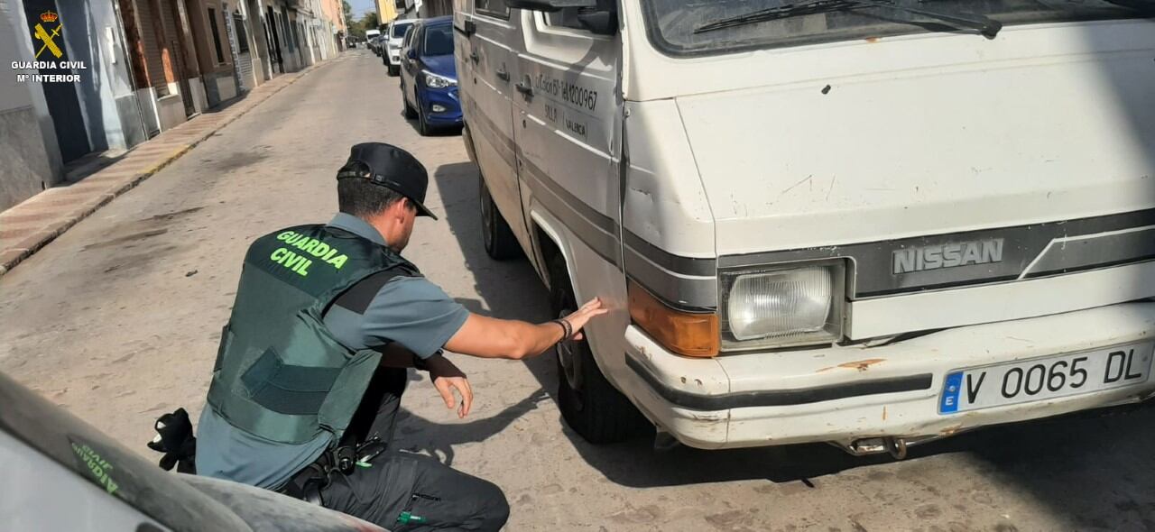 Agente de la Guardia Civil examina una de las ruedas pinchadas