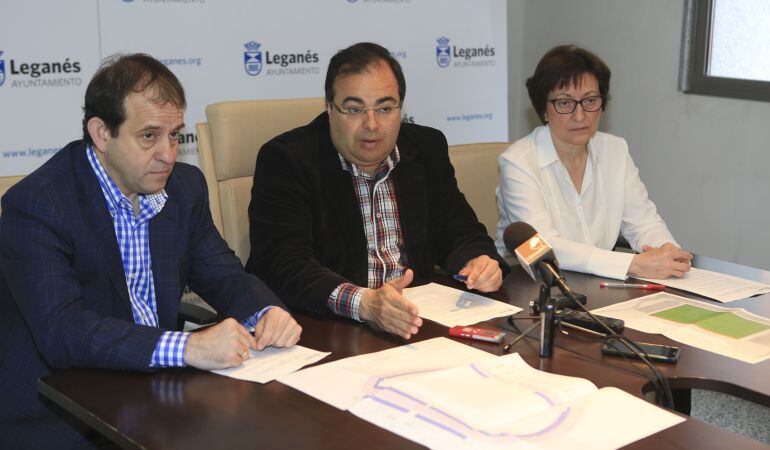 El alcalde de Leganés, Santiago Llorente (centro), ha defendido la ampliación de instalaciones del club