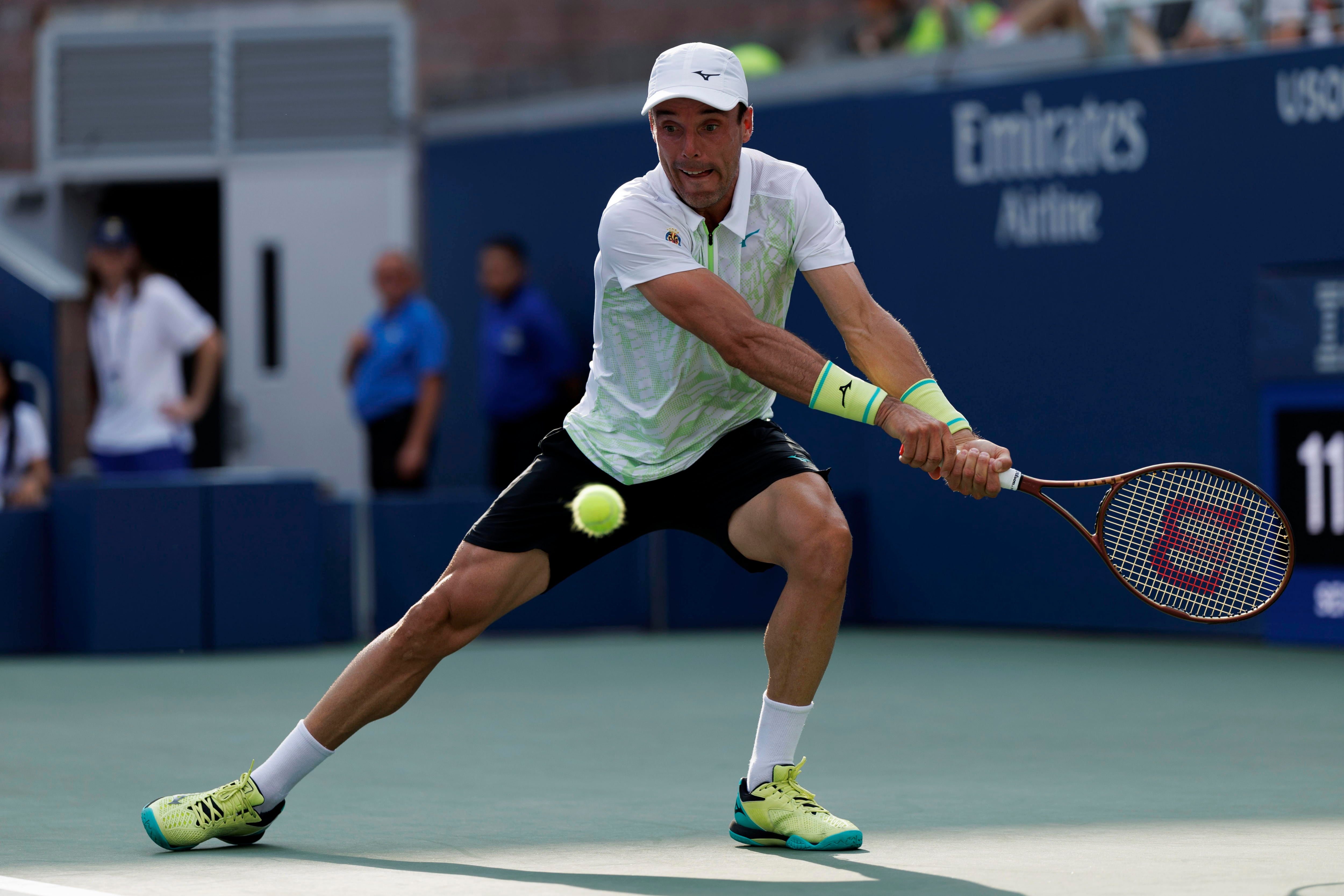 Flushing Meadows (United States), 28/08/2024.- Roberto Bautista Agut of Spain in action against Ben Shelton of the United States during their second round match of the US Open Tennis Championships at the USTA Billie Jean King National Tennis Center in Flushing Meadows, New York, USA, 28 August 2024. The US Open tournament runs from 26 August through 08 September. (Tenis, España, Estados Unidos, Nueva York) EFE/EPA/CJ GUNTHER
