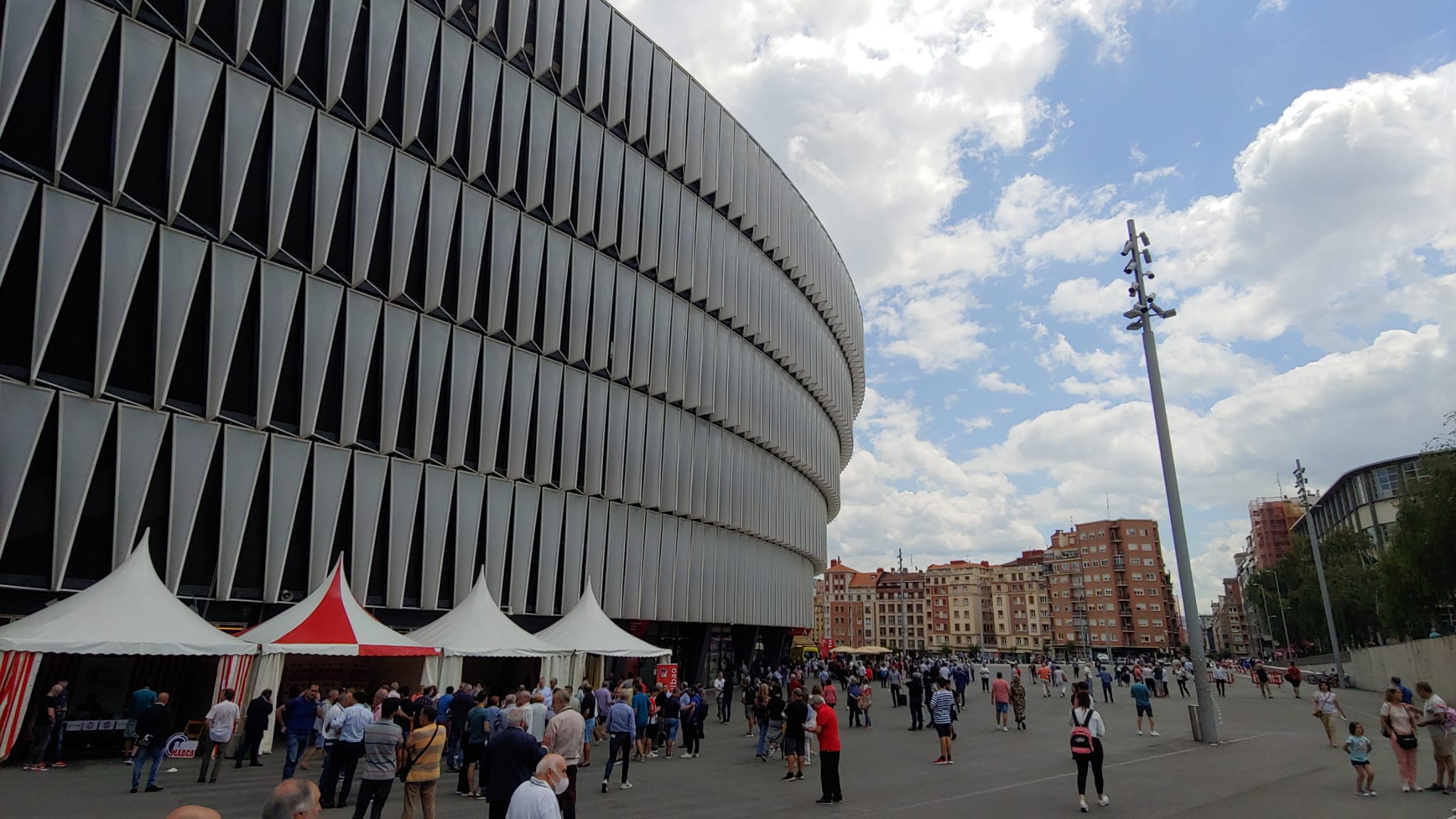 Exteriores de San Mamés durante la jornada electoral de 2022