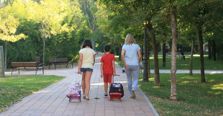 Una familia camino del colegio