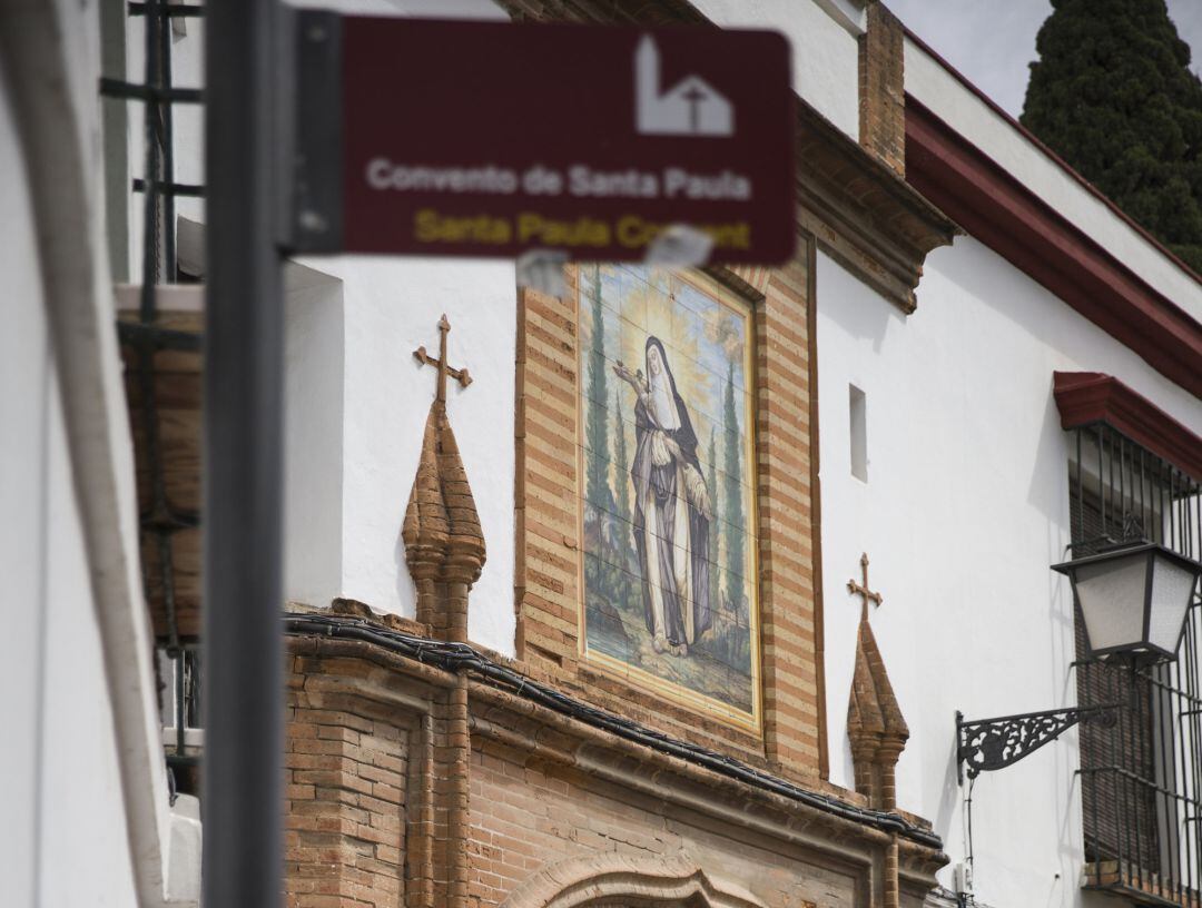 Fachada del convento de Santa Paula, donde una veintena de mujeres religiosas han quedado confinadas tras detectarse un positivo en coronavirus. 