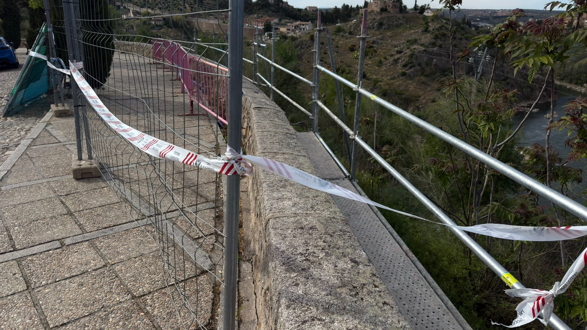 Tramo cortado para los peatones por la instalación de varios andamios para reforzar el muro de la Ronda del Valle de Toledo
