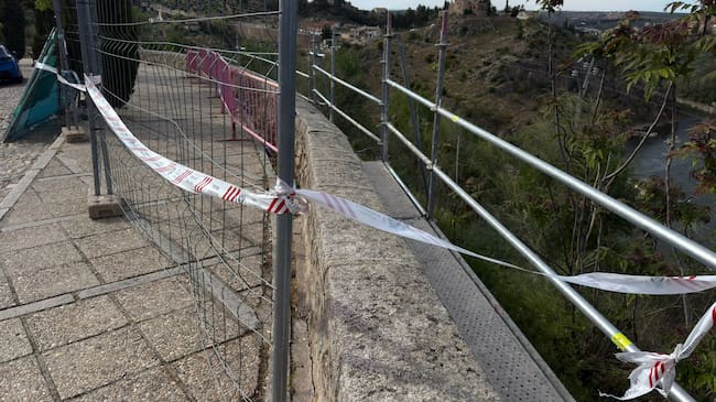 Tramo cortado para los peatones por la instalación de varios andamios para reforzar el muro de la Ronda del Valle de Toledo