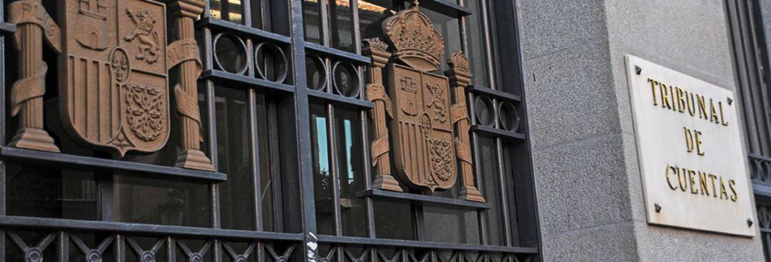 Puerta de la sede del Tribunal de Cuentas en Madrid.