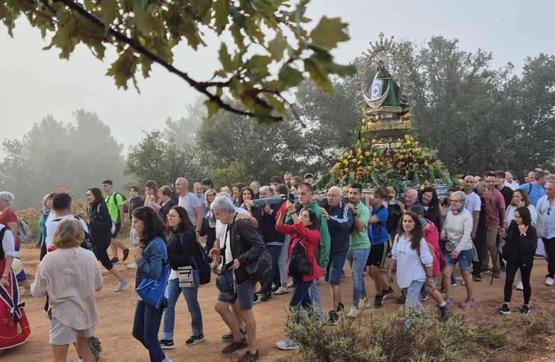 La niebla ha acompañado a los participantes en el inicio de la procesión en Garaballa.