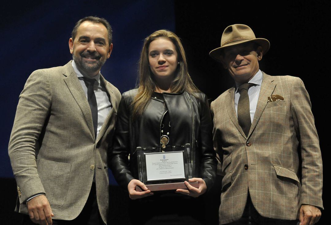 Marina García, tras recibir el premio de mejor deportista que le entregaron Antonio Fernández y Rafael Soto. 