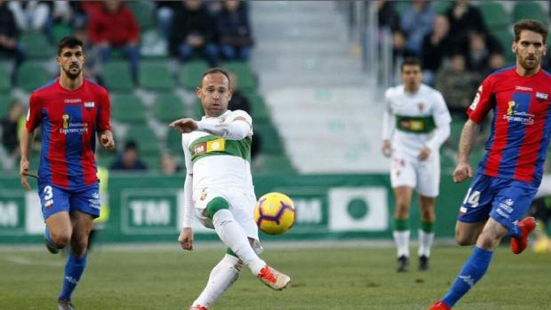 Nino golpea un balón ante un rival