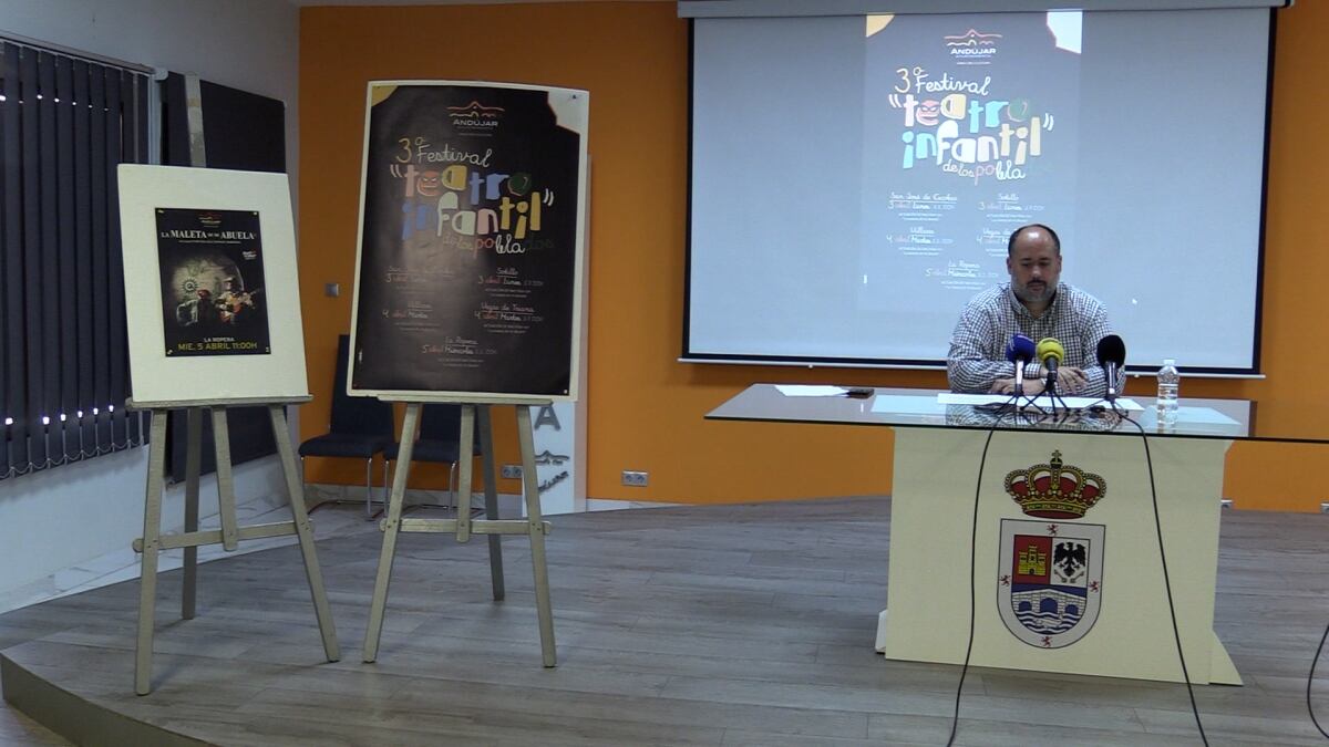 Juan Francisco Cazalilla ha presentado el Festival de Teatro Infantil en los poblados de Andújar