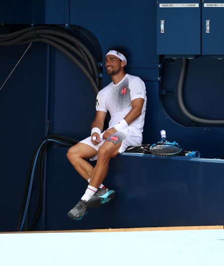 Fognini buscó la sombra para tomarse un descanso.