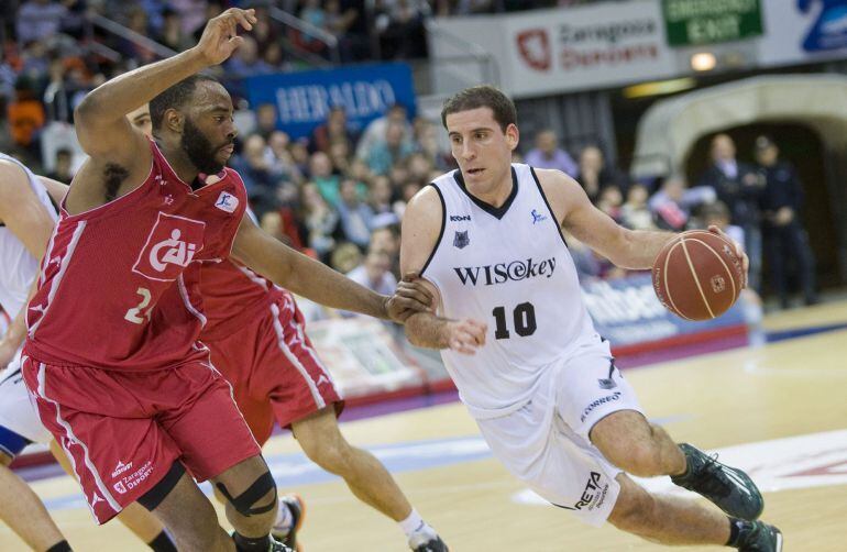 GRA136 ZARAGOZA (ESPAÑA) 22/3/2015 Joaquim Colom, del Bilbao Basket, entra a canasta ante Marcus Landry, del CAI Zaragoza, durante el partido correspondiente a la Liga Endesa disputado hoy en la capital aragonesa. EFE/Toni Galán