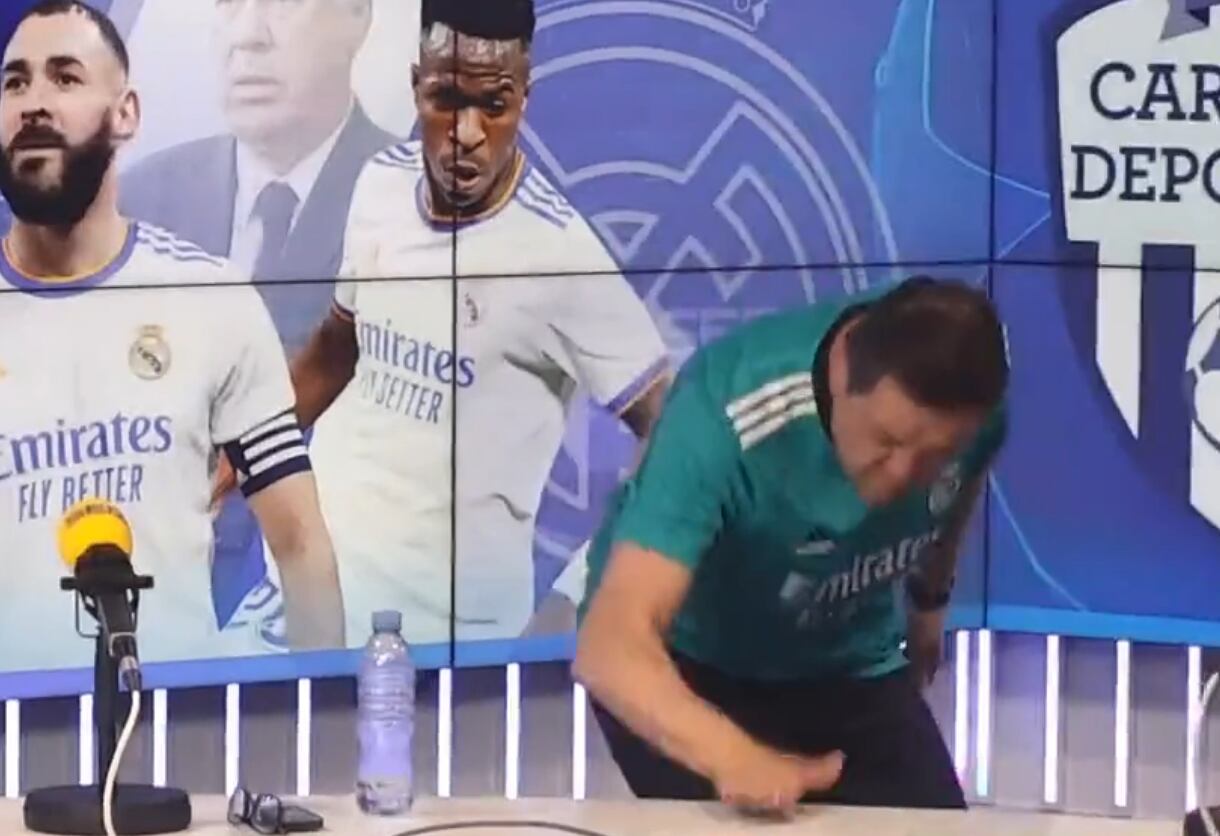 Roncero celebra uno de los goles del Real Madrid, en el estudio de la SER