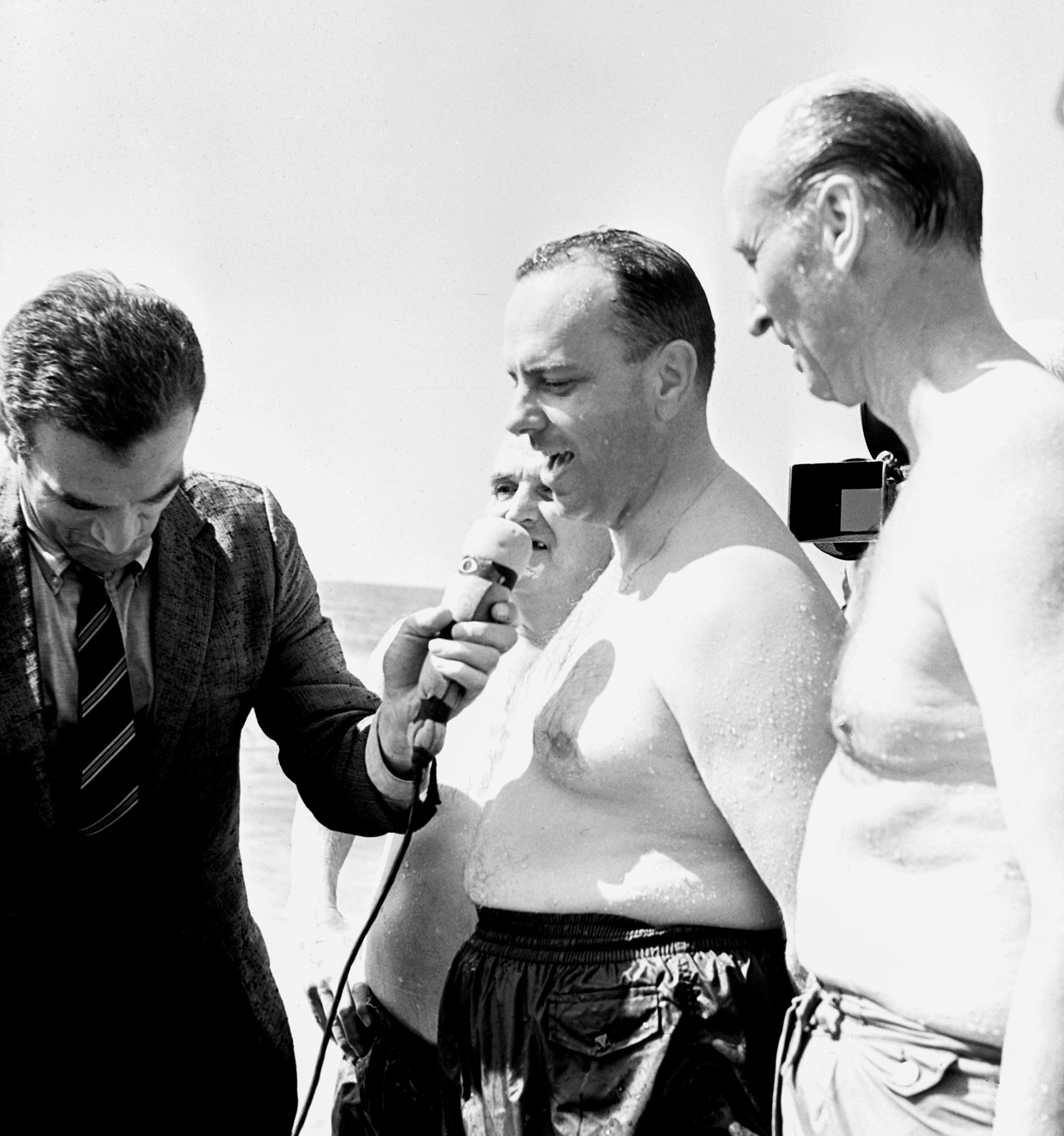 El ministro Manuel Fraga junto al embajador de Estados Unidos, Angier Biddle, en la playa de Quitapellejos. Gianni Ferrari/Getty Images.