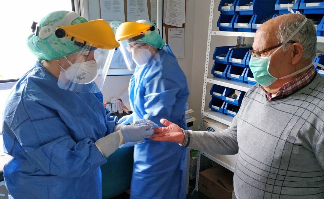 Test rápido a un residente la Residencia de Mayores Sierra Mágina.