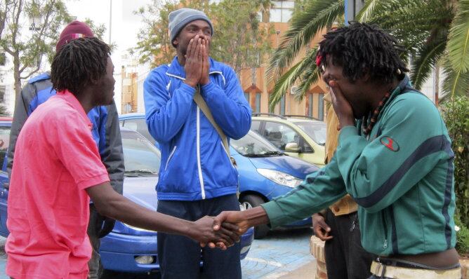 Algunos subsaharianos celebrando su entrada en Melilla