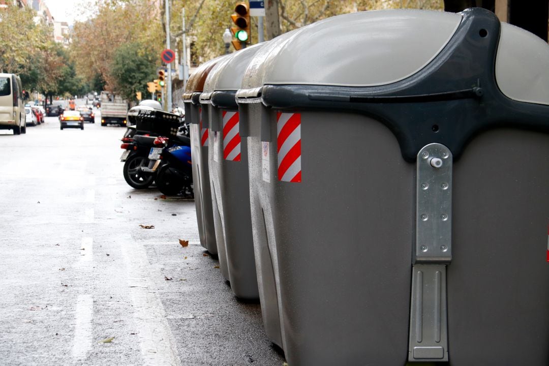 Contenidors d&#039;escombreries al carrer Roger de Flor de Barcelona