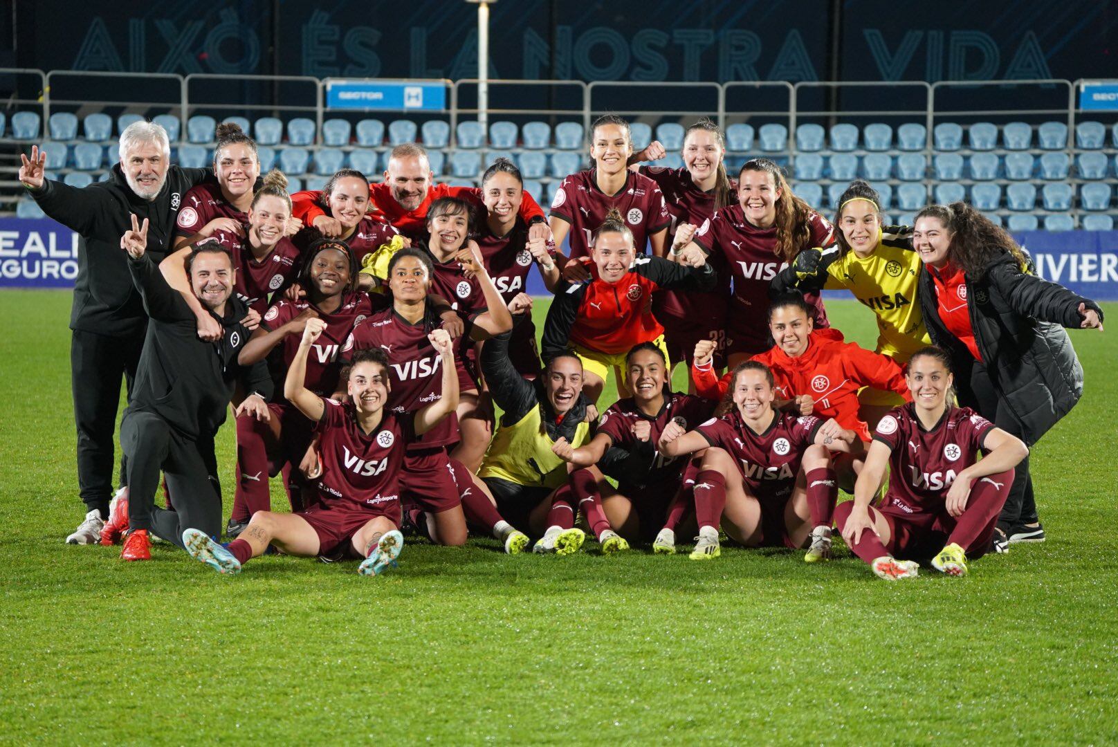 La plantilla del DUX Logroño celebra su triunfo en el campo del Espanyol / DUX Logroño