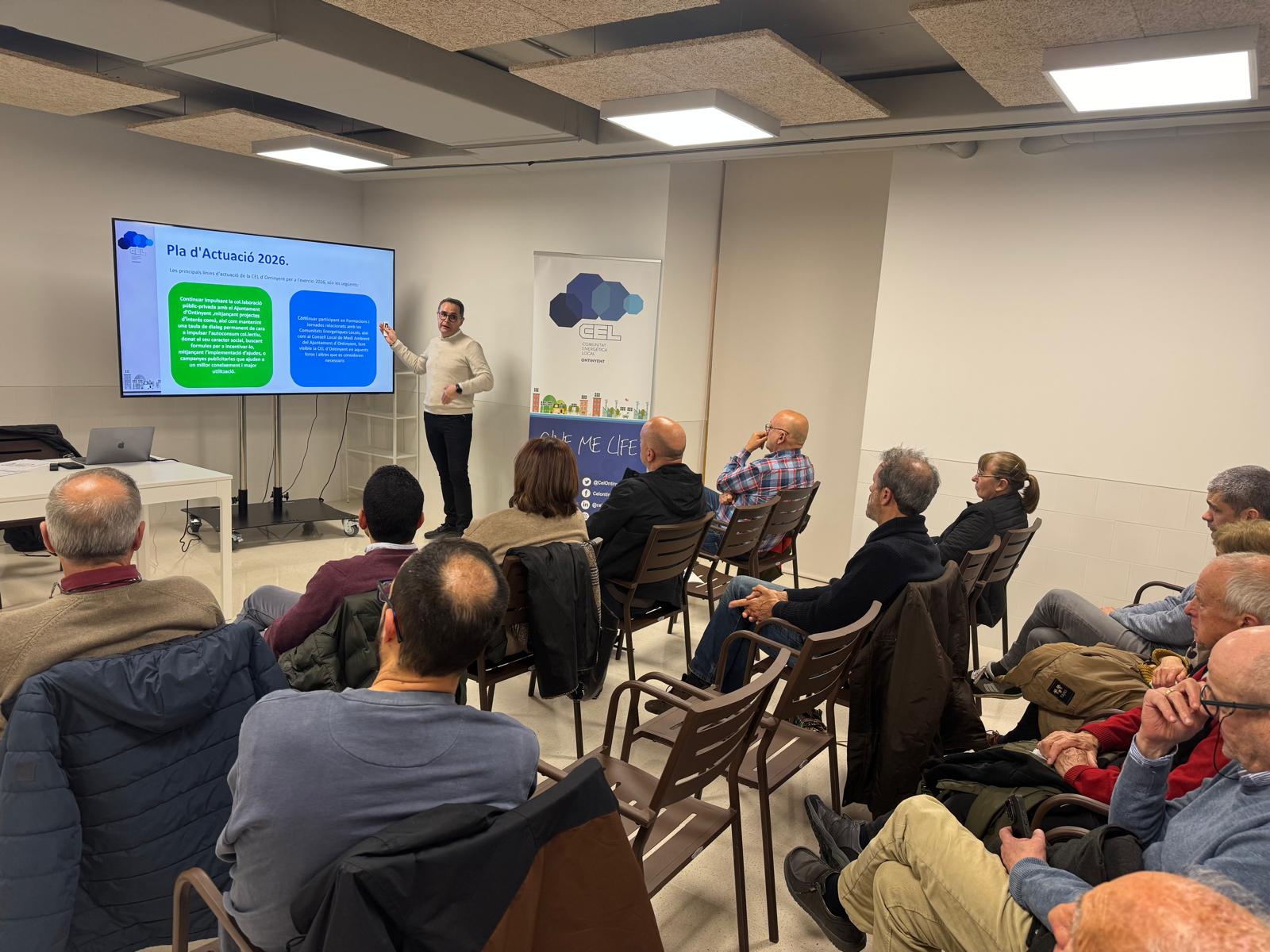 Imagen de la asamblea de la Comunitat Energética Local de Ontinyent celebrada en la Casa del Delme