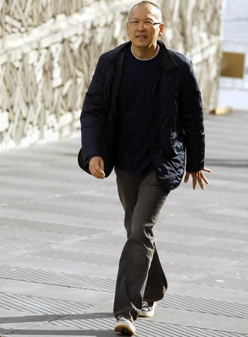 El director estadounidense de origen honkonguense Wayne Wang promocionando su película en San Sebastián