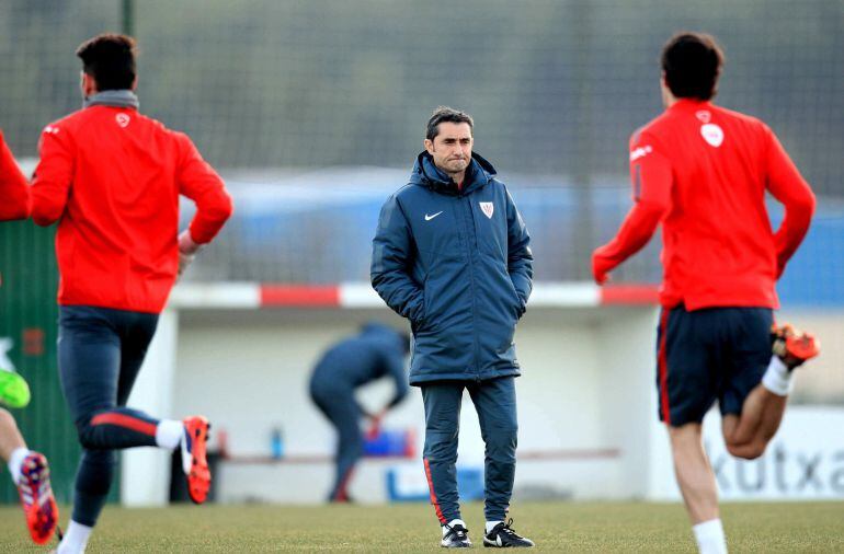 GRA420. LEZAMA (BIZKAIA), 10/02/2015.- El entrenador del Athletic de Bilbao, Ernesto Valverde, durante el entrenamiento del equipo hoy en Lezama, previo al partido de semifinales de ida de la Copa del Rey ante el Espanyol de Barcelona que se disputa mañana en San Mamés. EFE/Luis Tejido