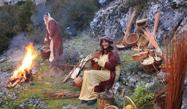 Recreación de oficios tradicionales en el entorno de la gruta, actividad complementaria a la representación del belén.